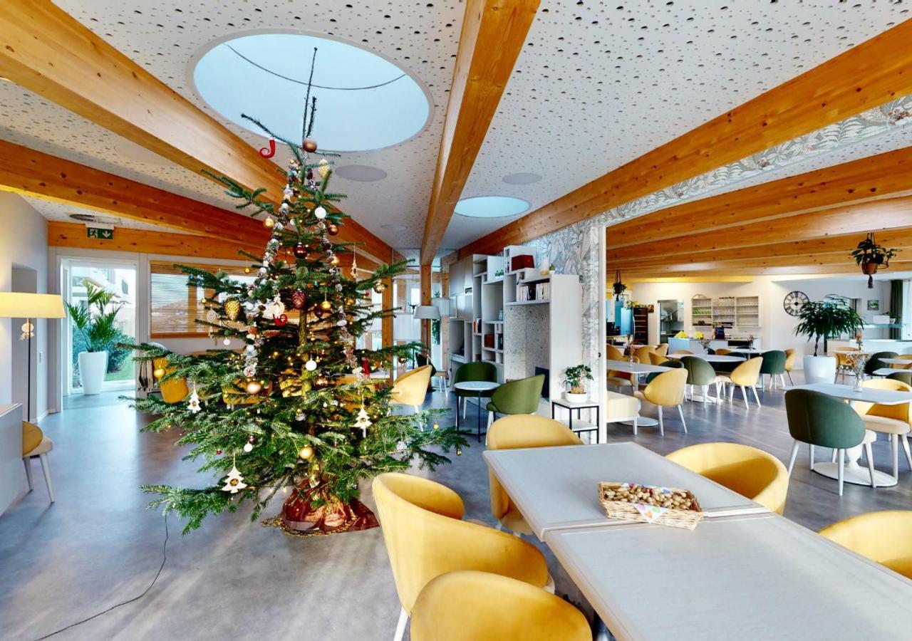 Alp Art Hotel Monthey Collombey-Muraz Exteriör bild