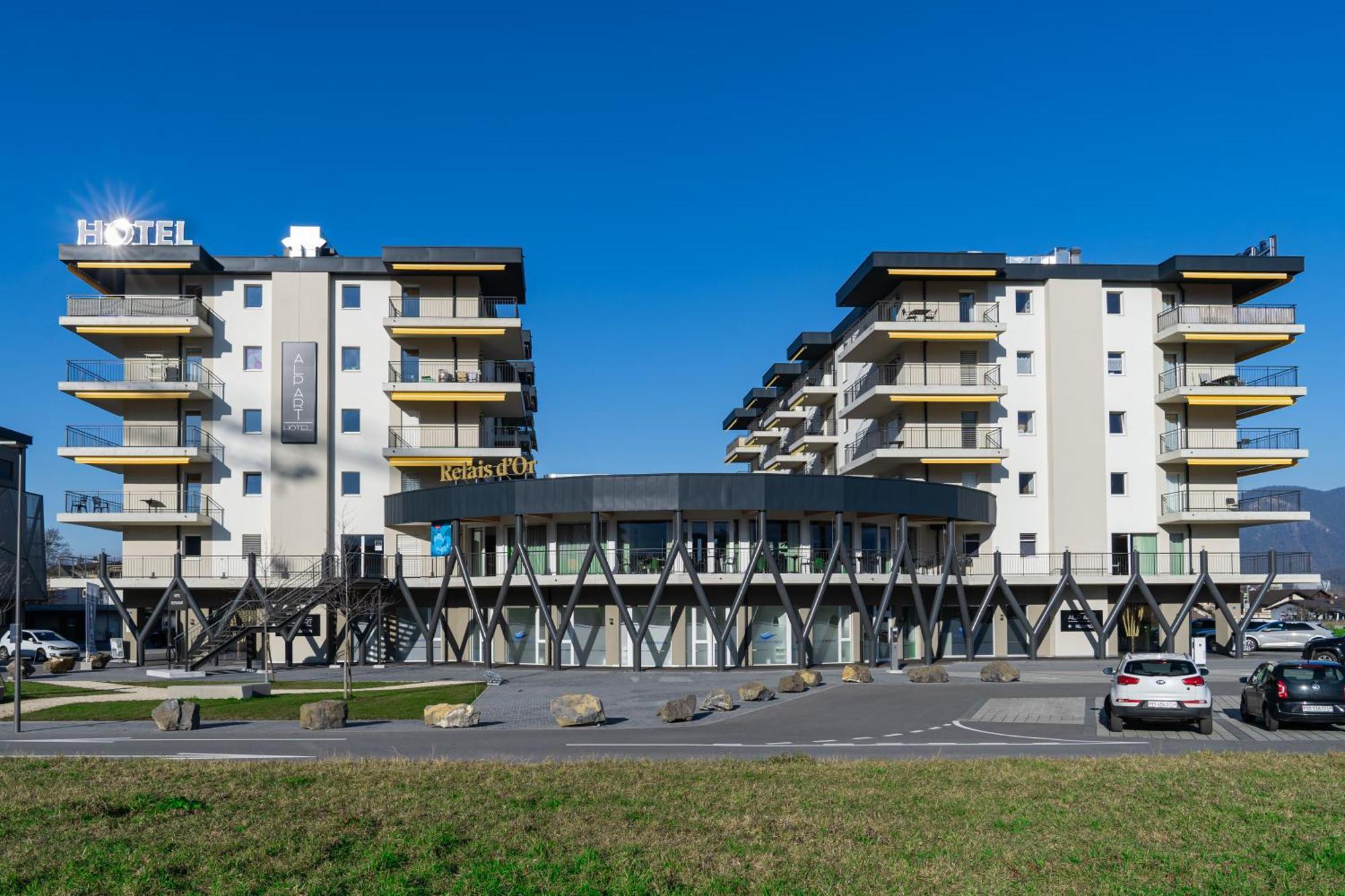 Alp Art Hotel Monthey Collombey-Muraz Exteriör bild