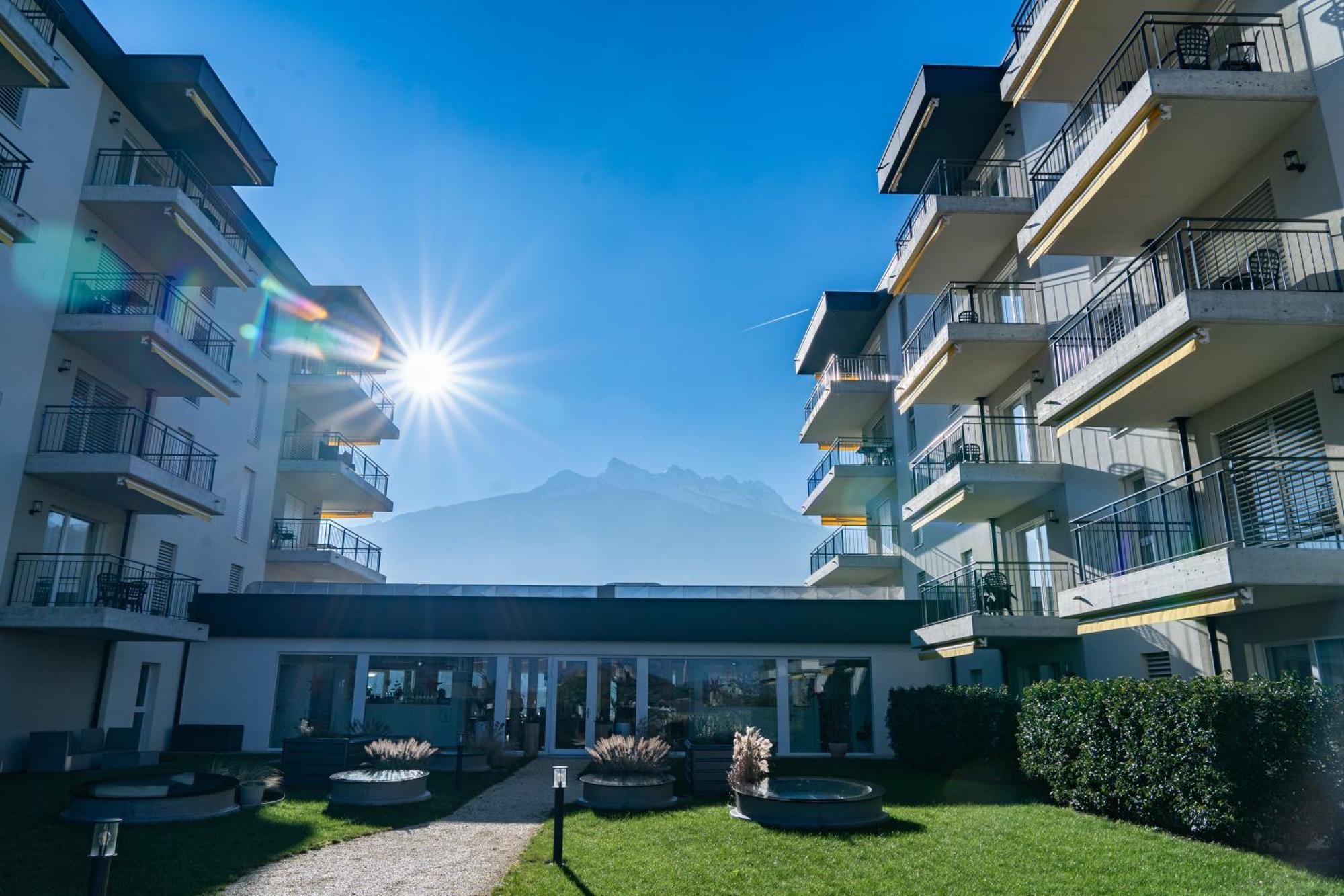 Alp Art Hotel Monthey Collombey-Muraz Exteriör bild