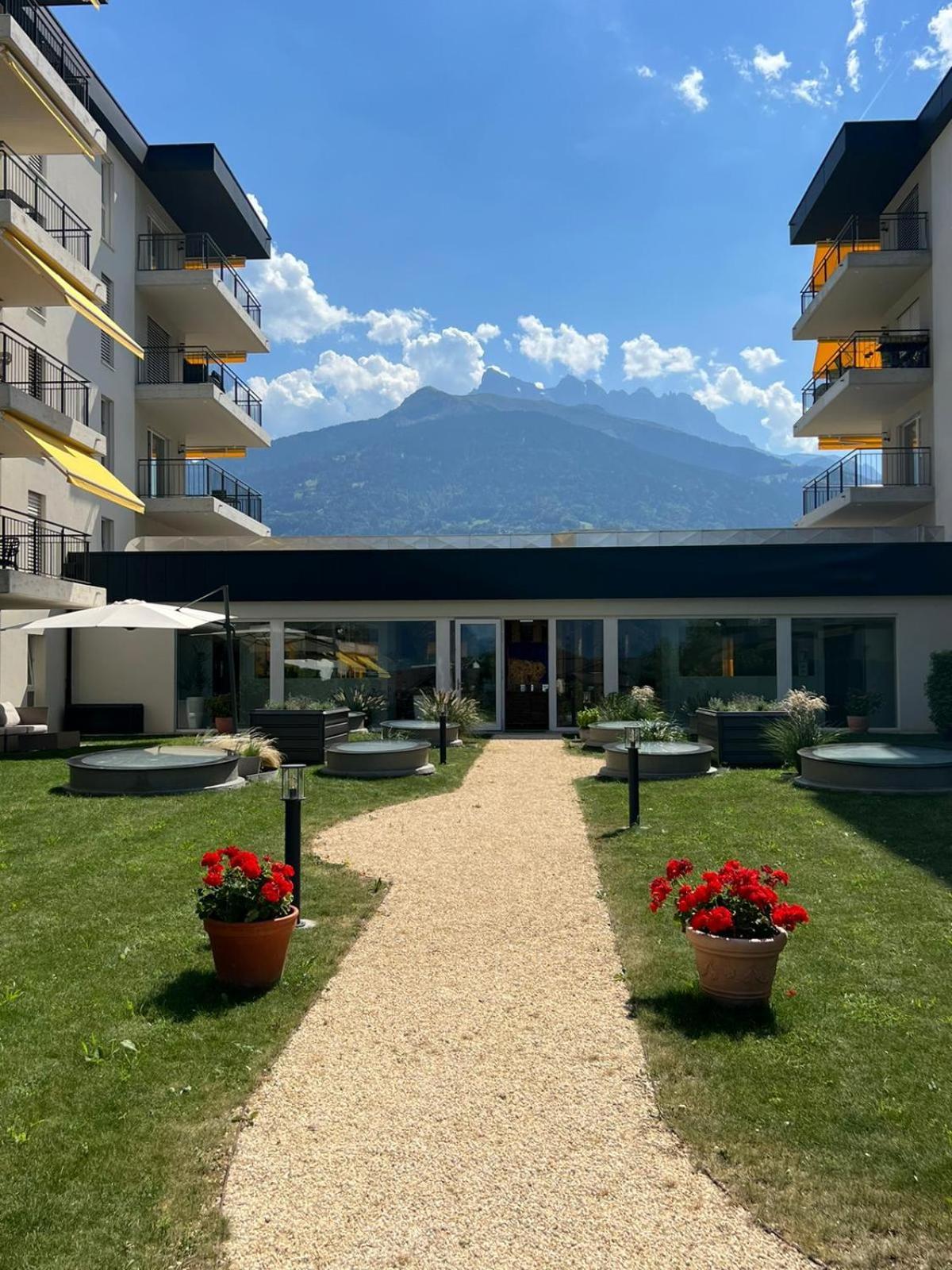 Alp Art Hotel Monthey Collombey-Muraz Exteriör bild